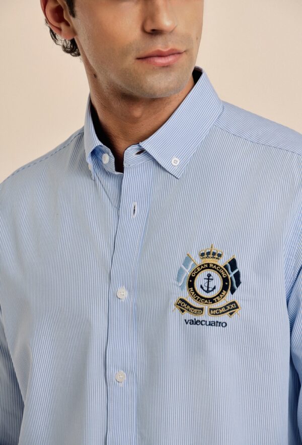 P25H-6152-CEL CAMISA CELESTE MODELO ESCUDO - Imagen 2