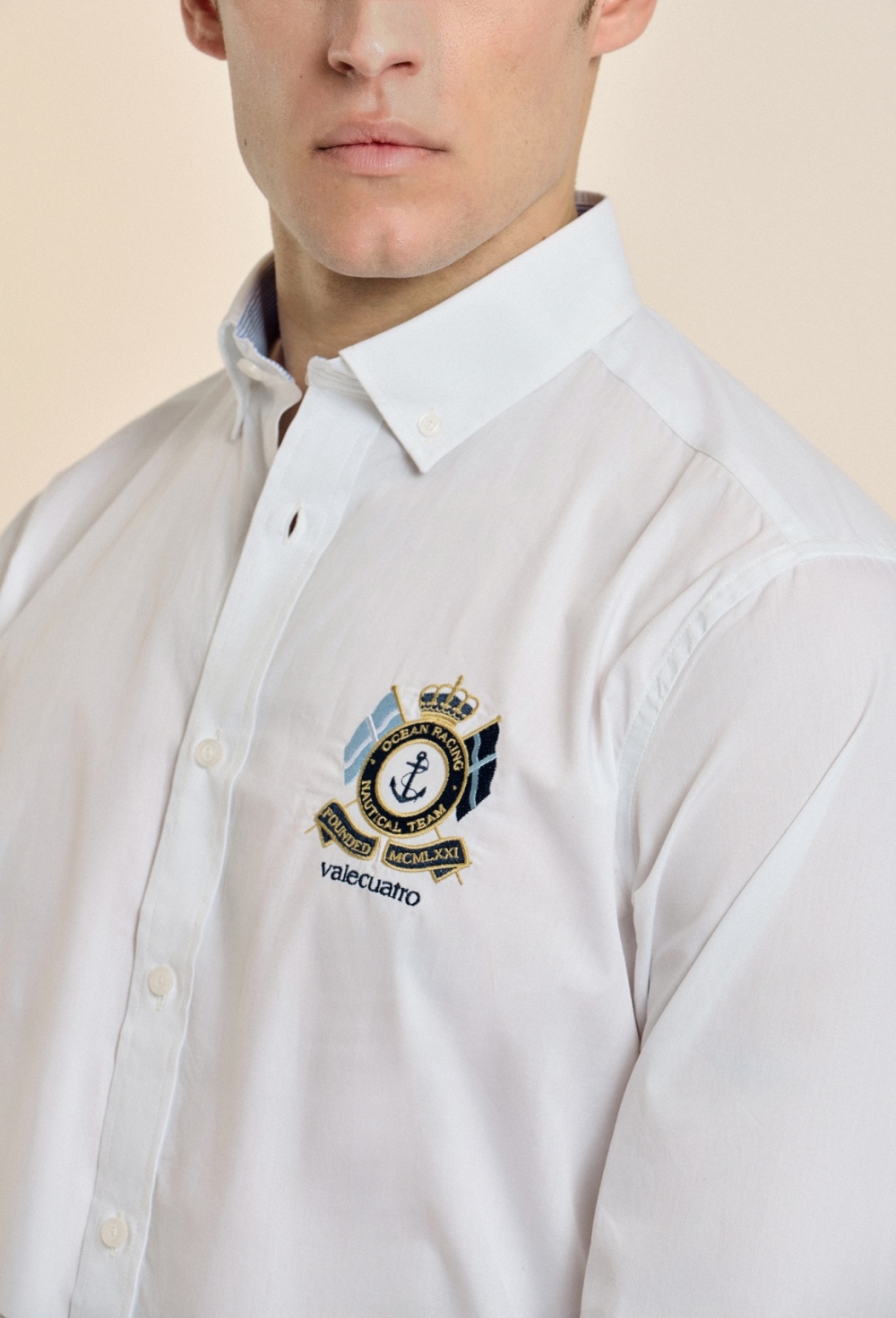 P25H-6151-BL CAMISA BLANCA MODELO ESCUDO - Imagen 4