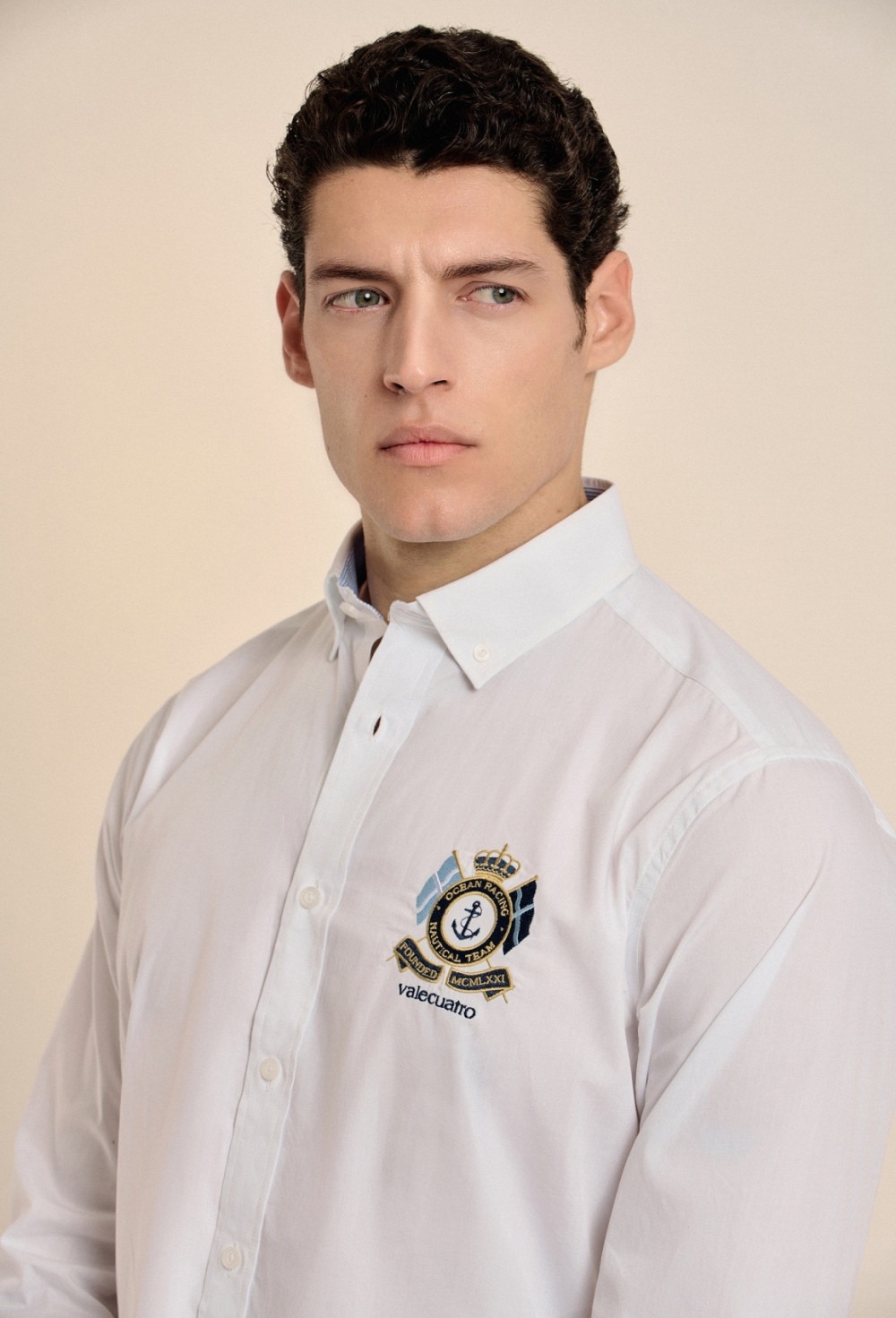 P25H-6151-BL CAMISA BLANCA MODELO ESCUDO - Imagen 3