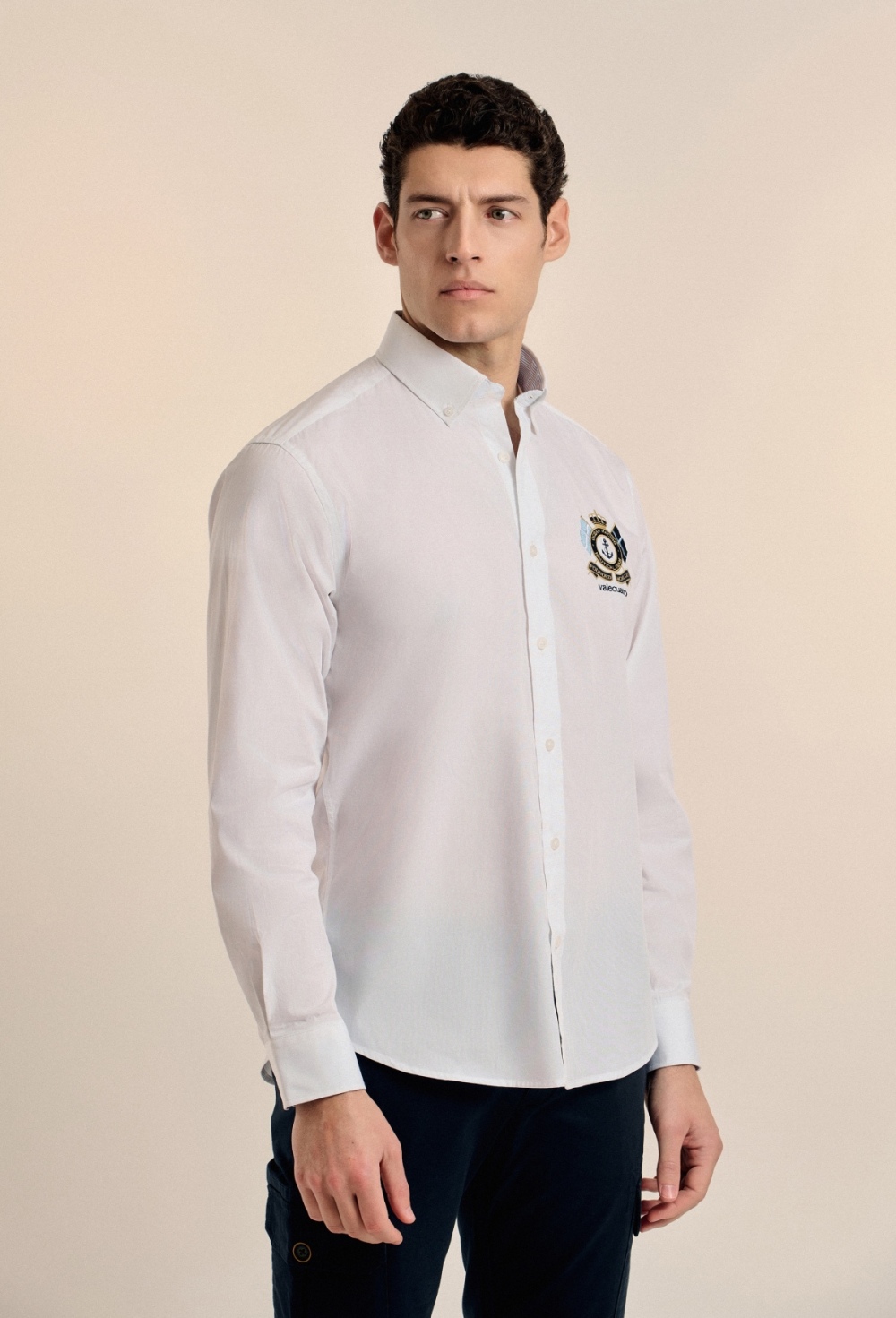 P25H-6151-BL CAMISA BLANCA MODELO ESCUDO - Imagen 2