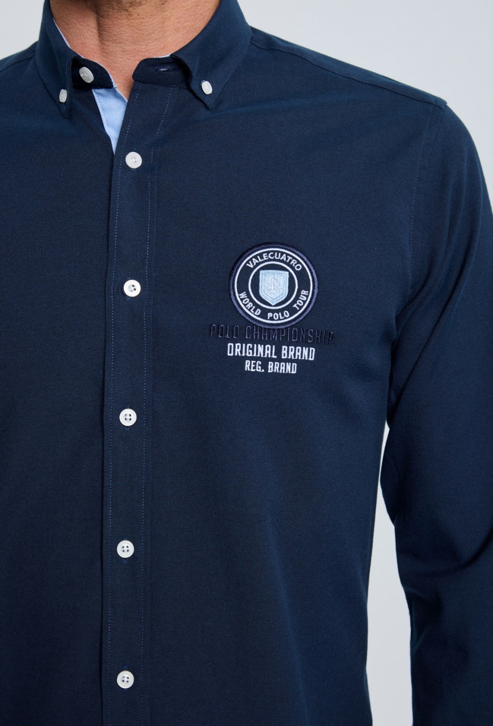 P25H-6348-AZM Camisa bordada Valecuatro azul marino - Imagen 9