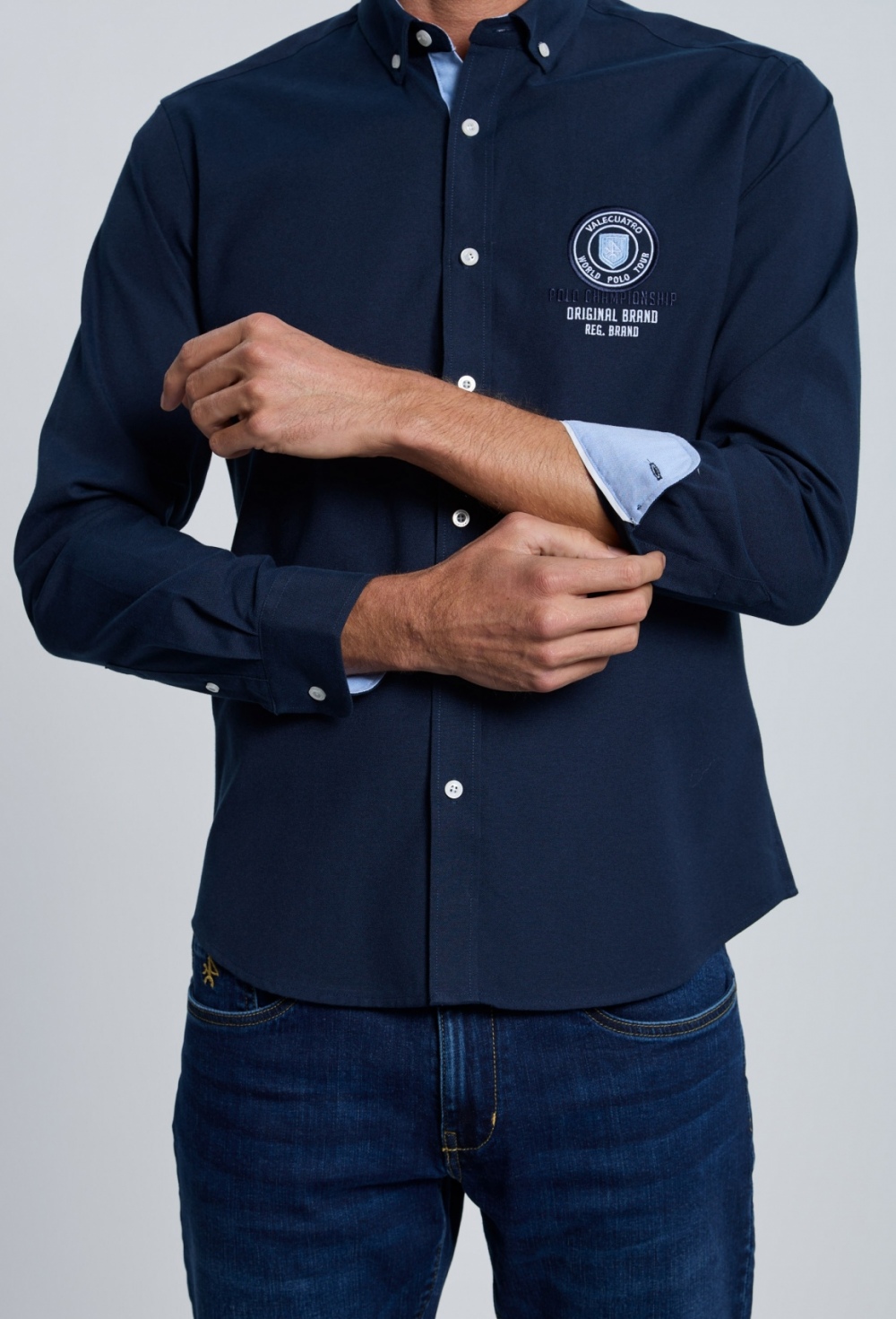 P25H-6348-AZM Camisa bordada Valecuatro azul marino - Imagen 6