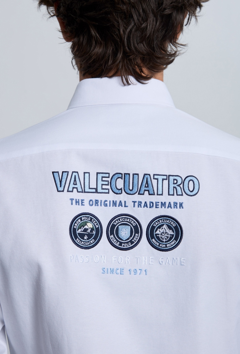 P25H-6349-BL Camisa bordada Valecuatro blanca - Imagen 4