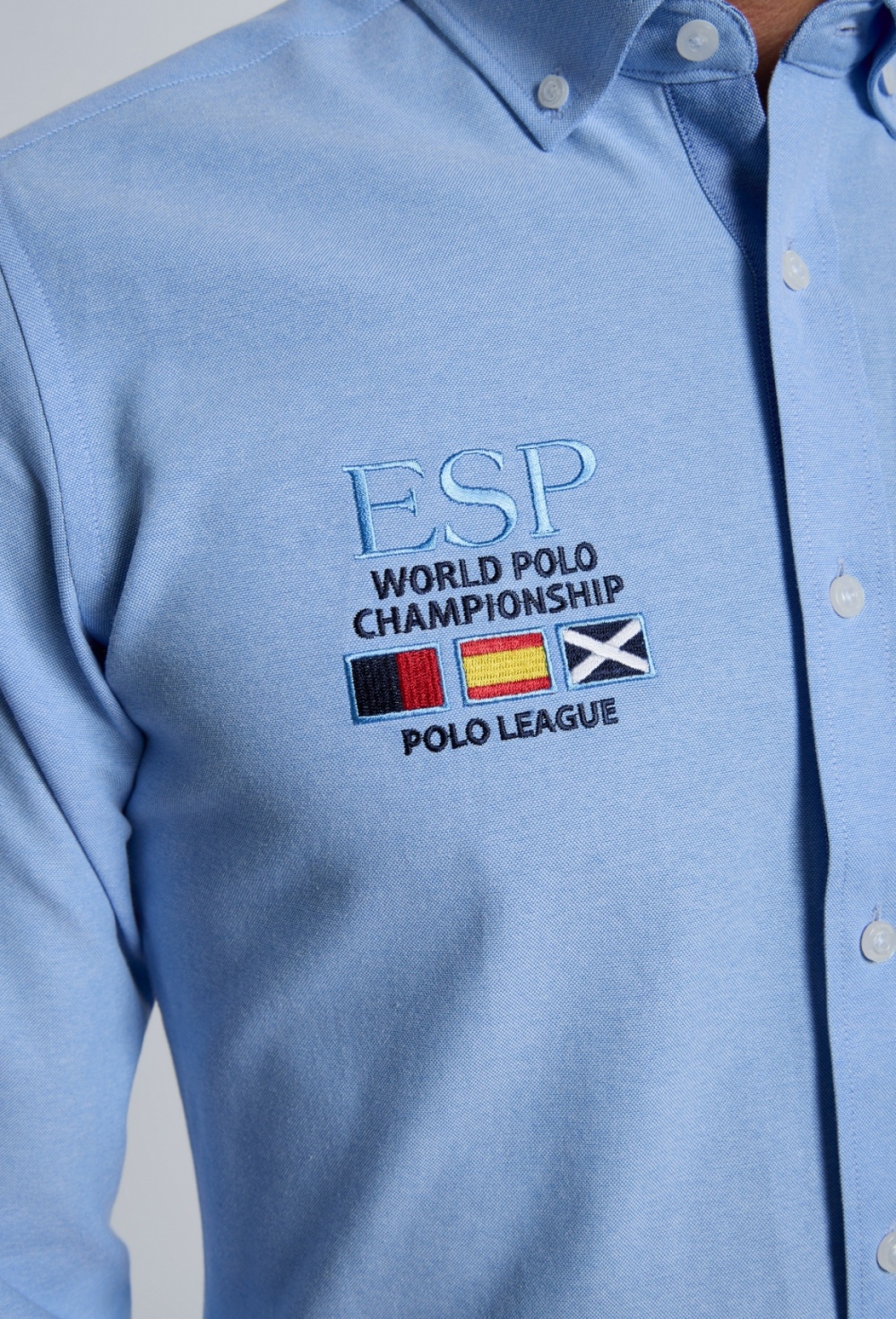 P25H-6350-CEL Camisa bordada Valecuatro España celeste - Imagen 6