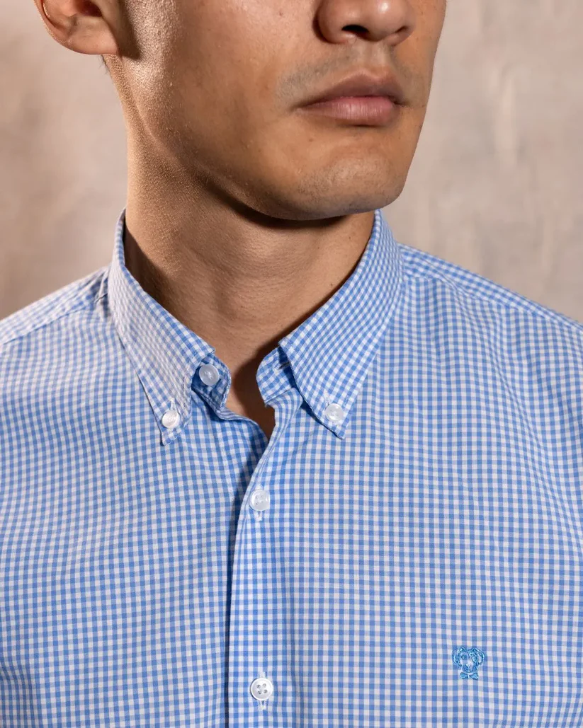 740600011 Camisa Antimanchas Popelina Cuadros Azul Claro Logo Combinado