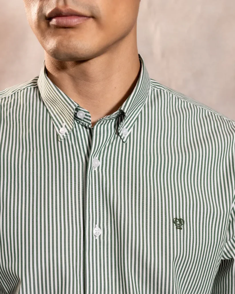 740610011 Camisa Antimanchas Popelina Rayas Verde Oscuro Logo Combinado